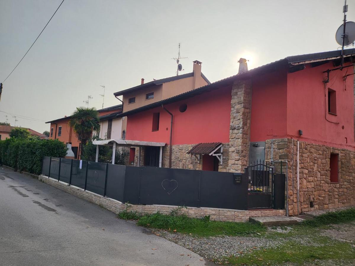 A Casa Di Luca Hotell Mediglia Exteriör bild